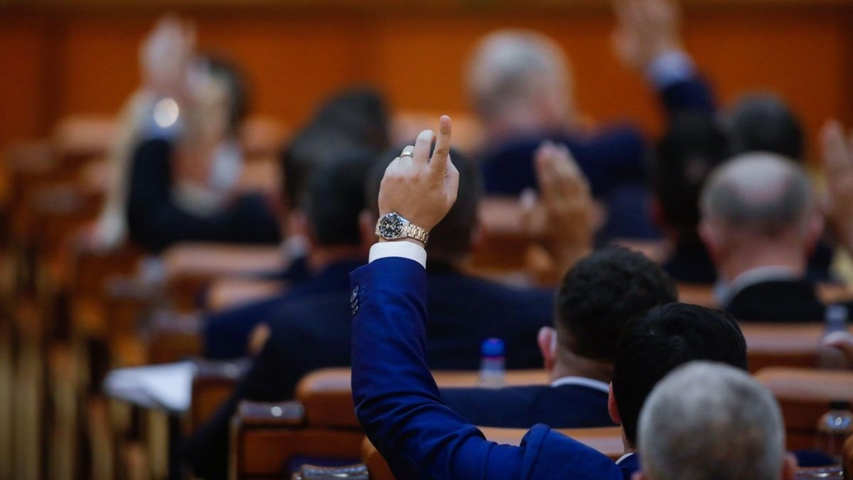 deputați într-o sedința la camera deputaților, votând o lege prin ridicarea mâinii
