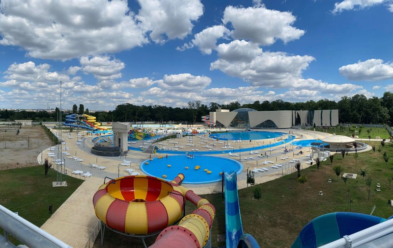 Șezlonguri și mese cumpărate cu aproape 85.000 de lei din bugetul local pentru Water Park-ul din Craiova