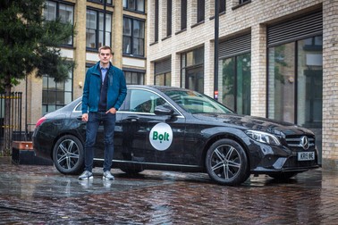 Markus Villig, în dreptul unei mașini Mercedes a companiei Bolt