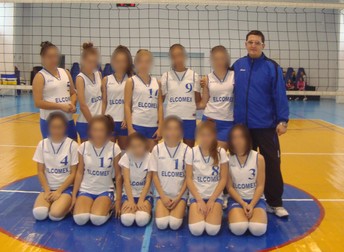 Ionuț Iordache, alături de echipa de volei de fete pe care o antrena. Fotografie din arhiva sa de pe Facebook