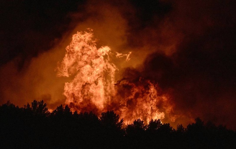 Peste 1.000 de hectare, făcute scrum de incendii violente, lângă Marsilia. Flăcările uriașe continuă să înghită teren