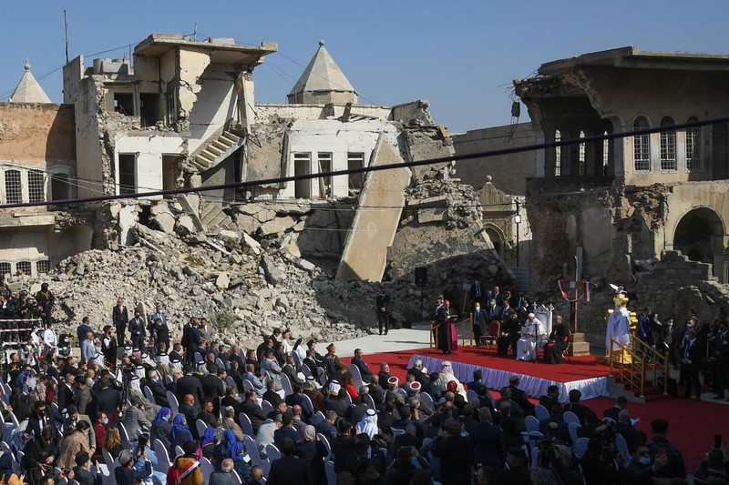 Papa, printre ruinele bisericilor din Mosul FOTO: EPA