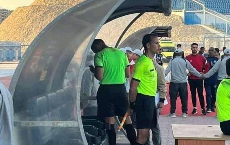VAR egiptean! Un arbitru a anulat golul după ce s-a uitat la reluare pe un telefon mobil