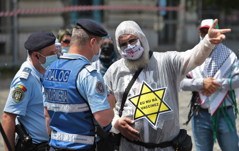 Un bărbat în combinezon, îndepărtat de jandarmi de la mitingul comunității palestiniene din România. Ce i-au spus forțele de ordine