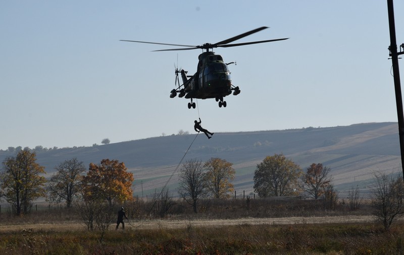 GALERIE FOTO | Exerciţiu militar spectaculos la Târgu Mureş. Elita forțelor speciale, antrenamente la limită