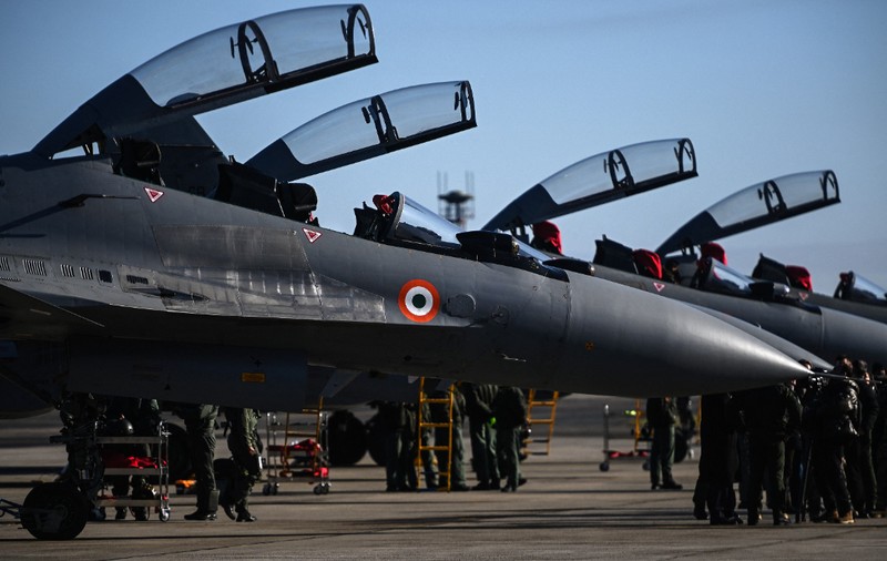 Piloții de luptă francezi, impresionați de un Suhoi SU-30 produs de ruși și comparat cu Rafale: „E uriaș”
