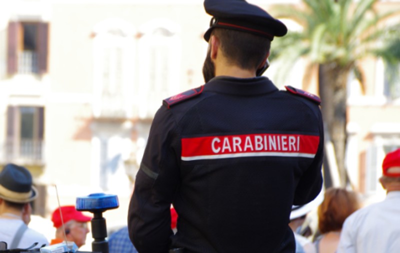 O româncă din Italia s-a îmbătat și s-a drogat fiindcă a lăsat-o iubitul, iar apoi a agresat un polițist!