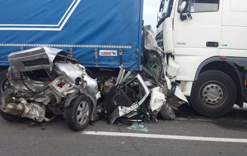 Accident grav, cu un mort și patru răniți, în județul Brașov. Două TIR-uri și trei autoturisme, implicate | FOTO