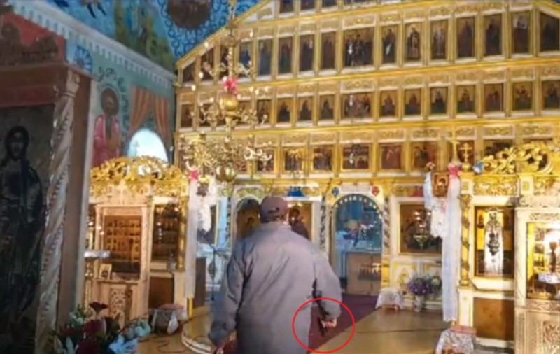 Un bărbat dintr-o localitate din Tulcea a încercat să oprească o slujbă religioasă cu o brichetă în formă de pistol