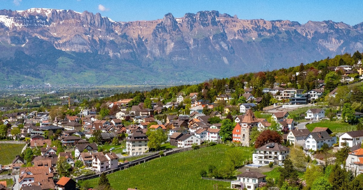 Frumosul oraș Vaduz din Liechtenstein, înconjurat de munți înalți