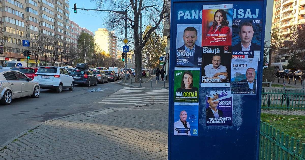 un panou cu afișele electorale ale candidaților la Primăria București 2025
