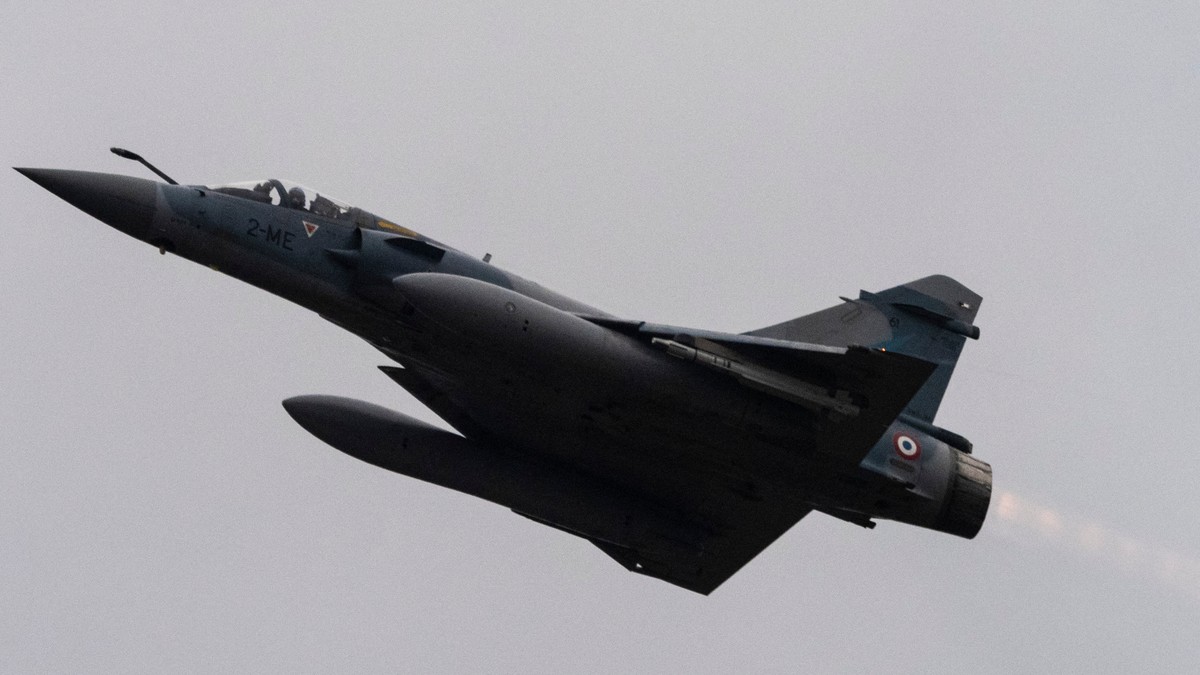 Un avion de luptă Dassault Mirage 2000 decolează în timpul unui exercițiu de antrenament al Forțelor Aeriene Franceze