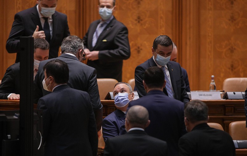 Generalul Ciucă a devenit premier, după un vot fără surprize, dar cu atacuri ale noilor colegi de la PSD