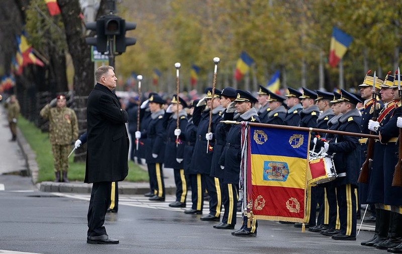 UPDATE | Mesajele politicienilor de Ziua Naţională a României. Imagini în costum tradiţional şi recital de poezii patriotice