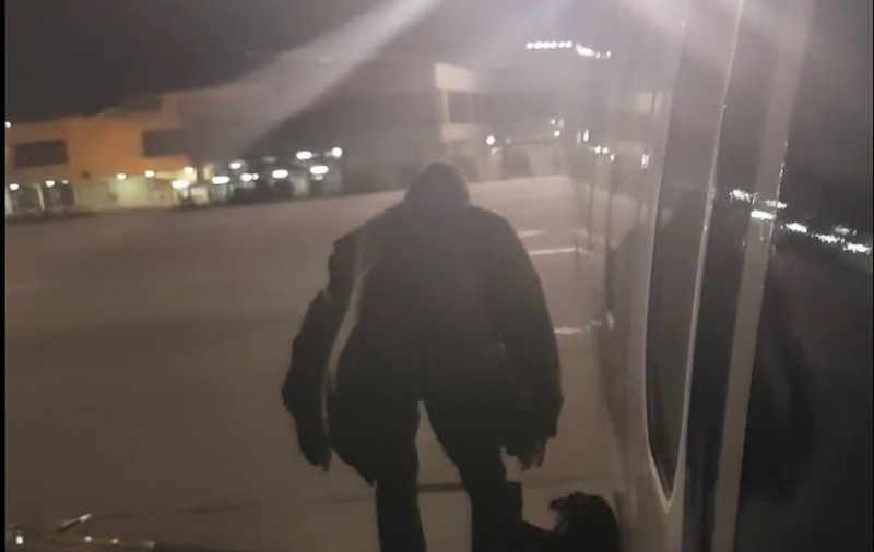 VIDEO| Un pasager Ryanair a coborât din avion pe ieșirea de urgență după ce a suferit un atac de astm