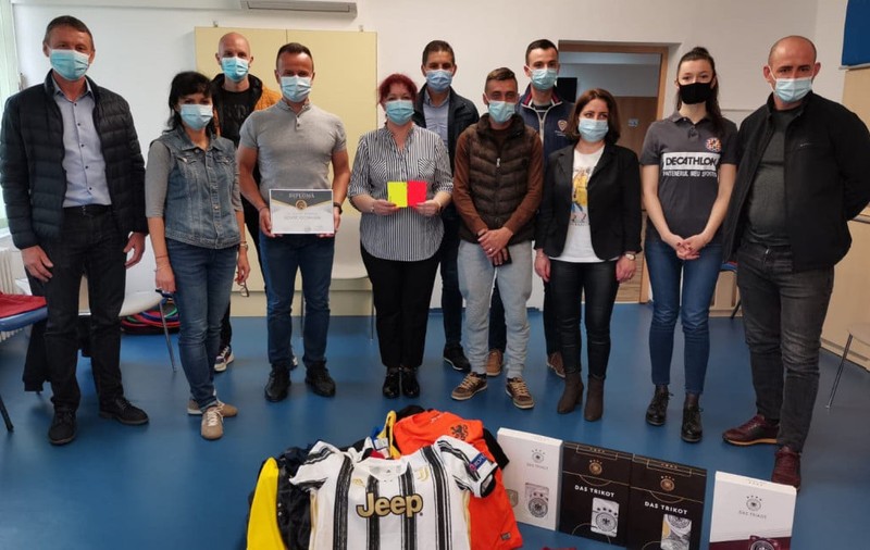 Cartonașele cu autograful lui Haaland, donate de asistentul Octavian Șovre Asociației SOS Autism Bihor