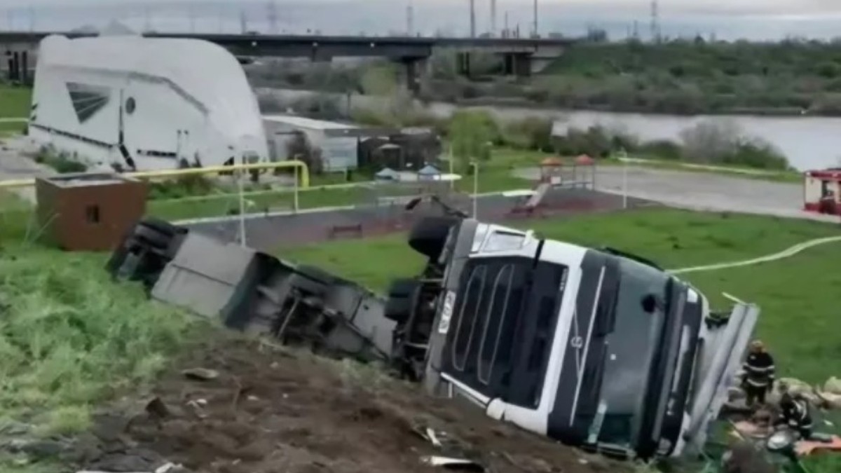 Un TIR răsturnat pe marginea drumului în Năvodari, în urul camionului sunt pompierii