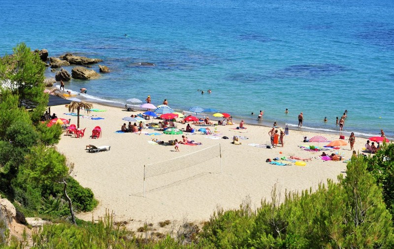 Campanie împotriva turiștilor care stau în costum de baie pe plajele de nudiști din Catalonia. „E o lipsă de respect”