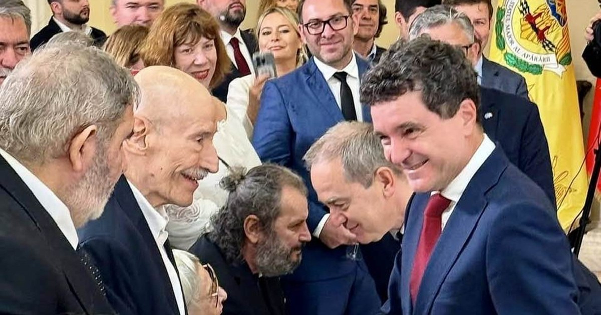 Mircea Cărtărescu apare în partea de sus a imaginii