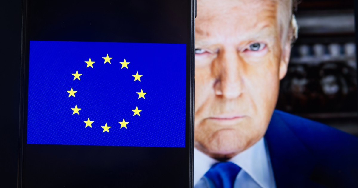 Ecranul unui telefon pe care este steagul UE. În fundal, Donald Trump cu o privire furioasă
