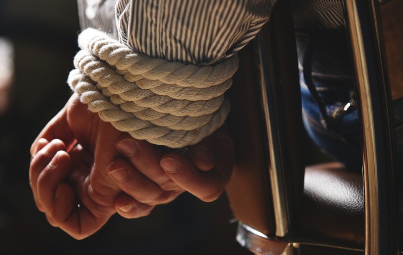 Un pensionar, confundat cu un milionar în criptomonede, a fost răpit și torturat 16 ore, în Franța