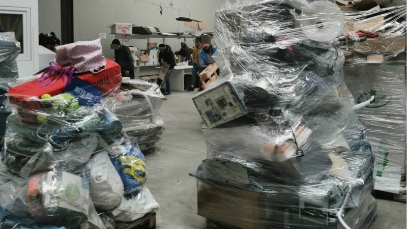 Deșeuri sosite în România ca marfă second hand. Foto: Poliția de Frontieră