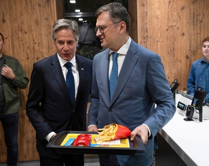 Ministrul de externe al Ucrainei l-a dus pe secretarul de stat american, aflat în vizită la Kiev, la fast-food