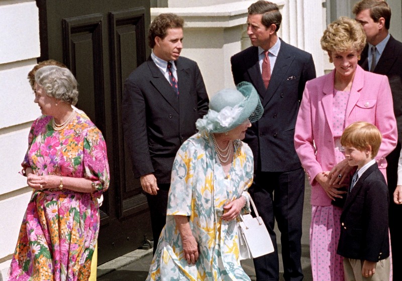 Regina Elisabeta, prințesa Diana și micul Harry, în 1992. Cinci ani mai târziu, Lady Di avea să moară într-un accident de mașină | Foto: EPA