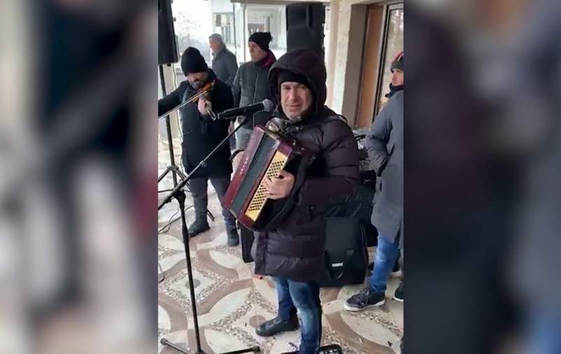 Manelistul Ștefan de la Bărbulești și fiul său au fost amendați, în Buzău. Cântau la o înmormântare cu zeci de participanți