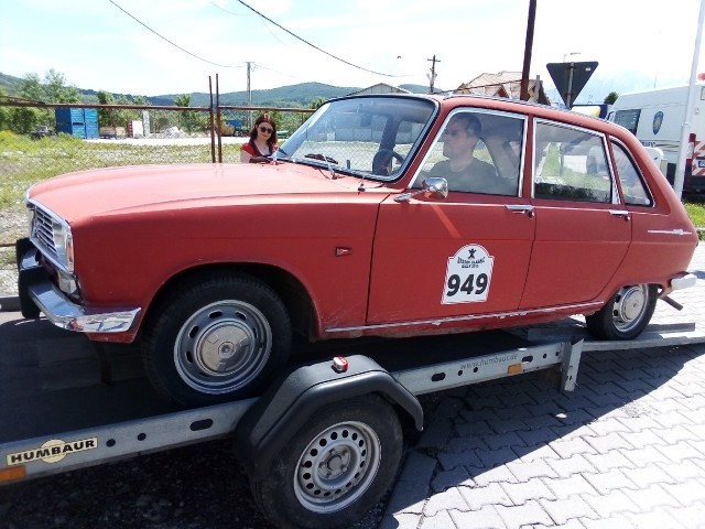 Urcarea mașinii din Brașov pe platformă, în apropiere de Sibiu.