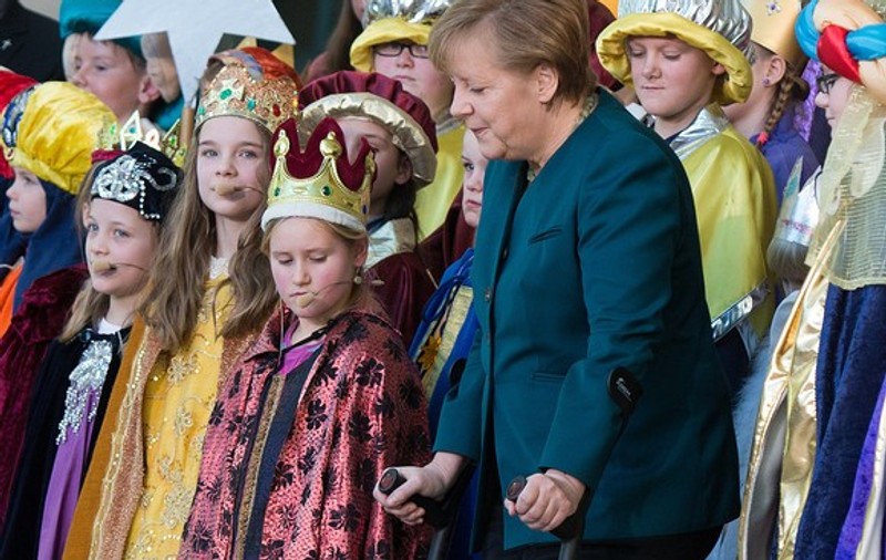 PRIMELE IMAGINI cu Angela Merkel, după ACCIDENTUL SUFERIT la SCHI! CANCELARUL GERMANIEI, în CÂRJE! FOTO