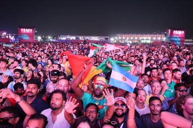 Fani din întreaga lume sărbătoresc în FIFA Fan Zone din Doha, cu o zi înainte de începerea turneului final Foto: EPA
