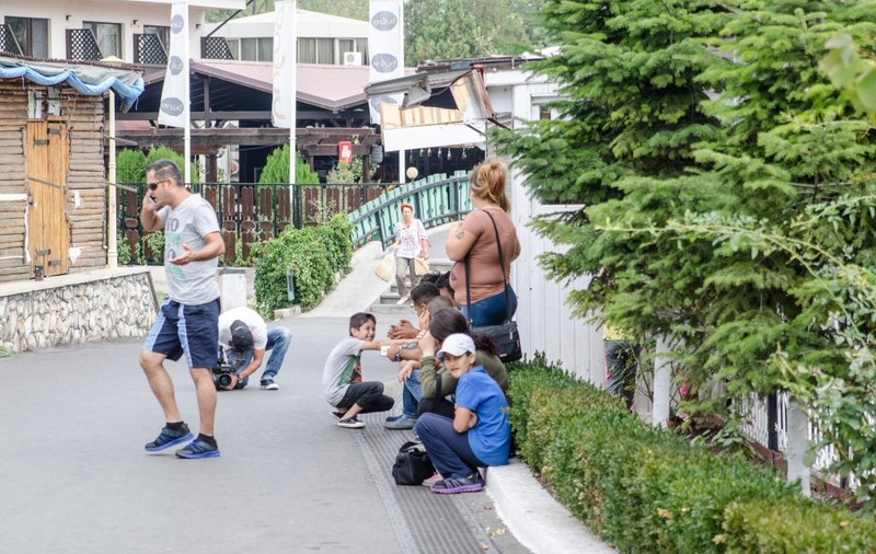 FOTO & VIDEO | Refugiați cazați în Satul de Vacanță din Mamaia. Stau în Casa Dobrogeană și au voie să-și caute de lucru. Cât plătește statul român pentru ei?