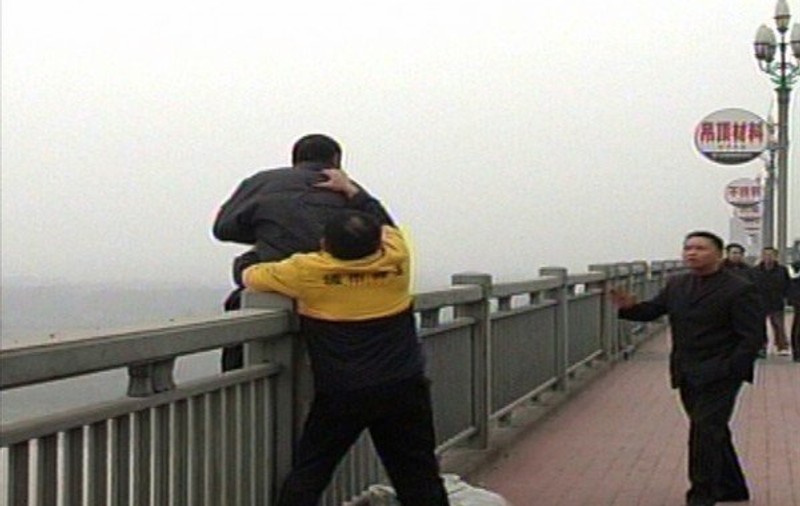 Îngerul din Nanjing! Un bărbat din China a salvat de la sinucidere peste 300 de oameni