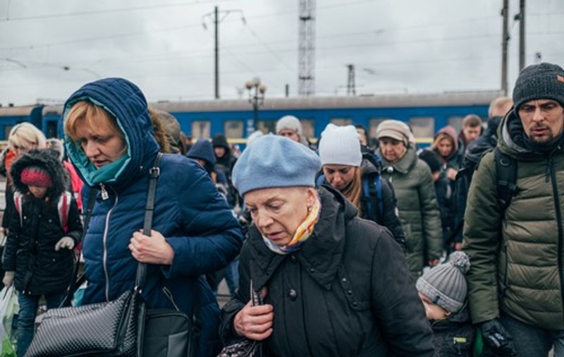 Mii de ucrainence fug cu trenul la Liov. Poveștile disperării, pe peronul gării: Am copii, așa că nu am voie să plâng