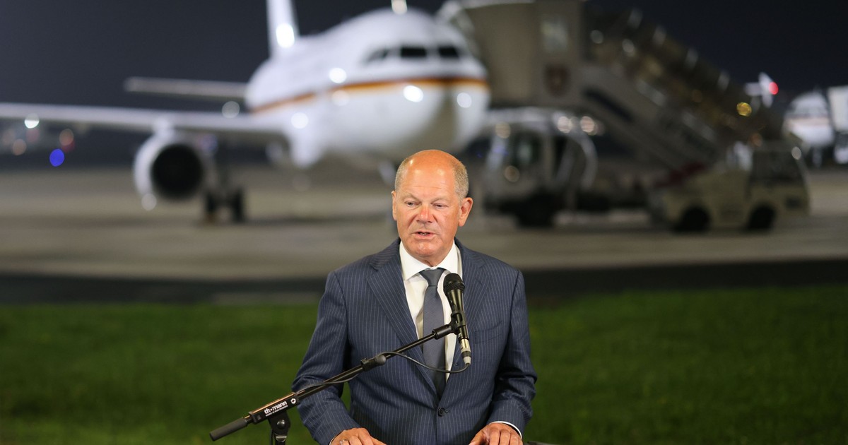 Olaf Scholz se adresează presei de pe aeroportul din Koln după eliberarea unor deținuți politici din Rusia Foto: Hepta