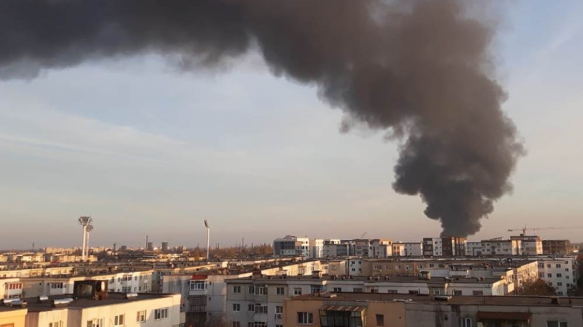Incendiu la un depozit de mase plastice din Ploieşti. Fumul degajat de incendiul de la Ploiești