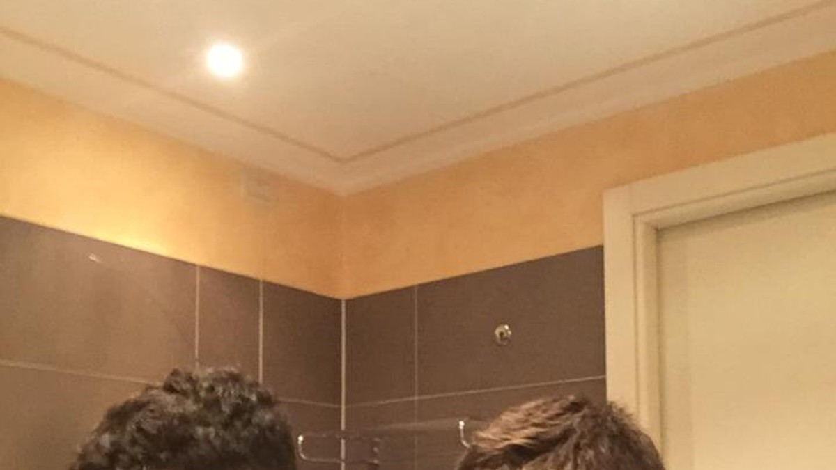 Claudiu Keșeru, stânga, și Adi Popa, dreapta, se spală pe dinți împreună în cantonamentul naționalei