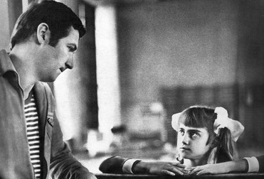 Bela Karolyi și Nadia, în sala de gimnastică. 12 medalii la edițiile din 1976 și 1980 a câștigat Bela Karolyi ca antrenor al echipei feminine a României: 5 de aur, 3 de argint, 4 de bronz | FOTO: Gazeta Sporturilor