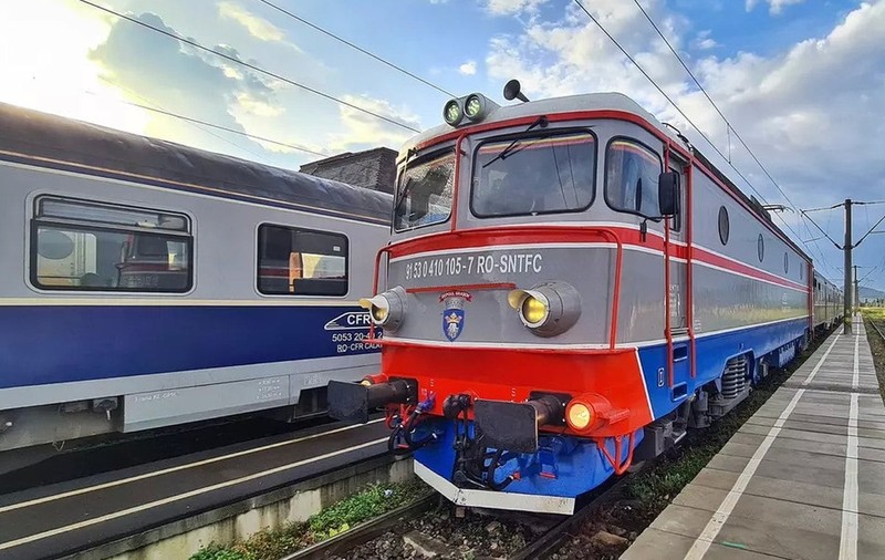Un tren care circulă pe ruta Mangalia - Satu Mare, peste trei ore întârziere din cauza unui copac doborât de furtună