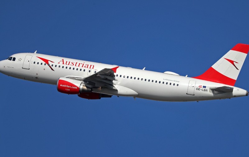 Un avion de pasageri Airbus al companiei Austrian Airlines (cu înmatricularea OE-LBR) aflat în zbor