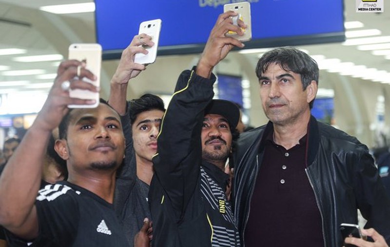 Habibi Piți. Fostul selecționer este vânat de fanii echipei Al Ittihad pentru fotografii