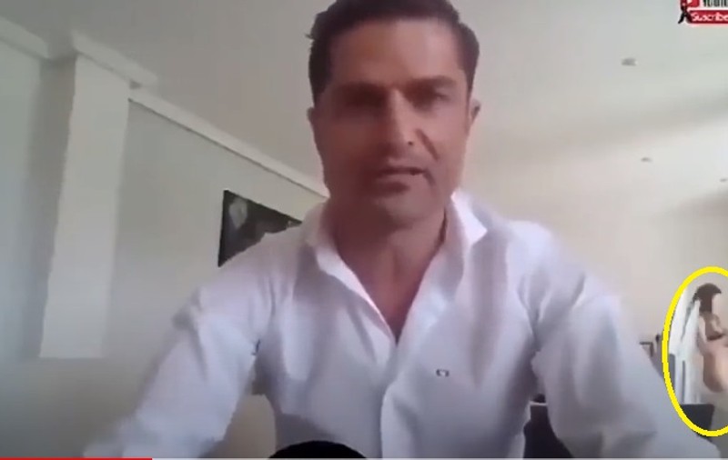 Un prezentator TV din Spania a fost prins „în direct” că își înșela partenera. Prin cadru a trecut o femeie aproape goală, care nu era iubita lui