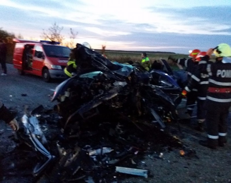 FOTO&VIDEO/ Bilanțul accidentului de pe DN2E a crescut la 5 morți. Un preot, sora, cumnatul şi unul din copiii acestuia au murit în accident