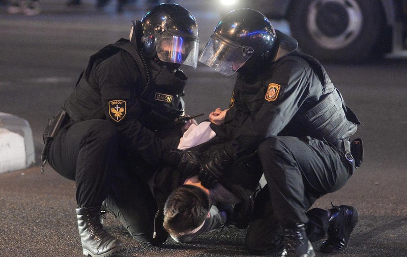 Poliția din Belarus a primit dreptul legal de a folosi arme împotriva protestatarilor
