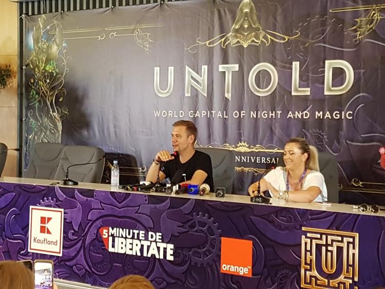 Armin van Buuren face declarații în timpul conferinței de presă de la Cluj. sursă foto: stiridecluj