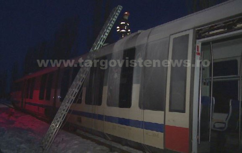 Tren în flăcări în Dâmbovița. Mecanicul s-a urcat pe vagon și s-a luptat cu flăcările