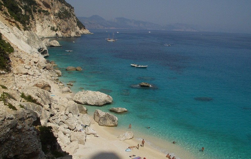 Două regiuni italiene, Sardinia și Puglia, impun turiștilor să se înregistreze înainte să le viziteze. Cum trebuie să procedați