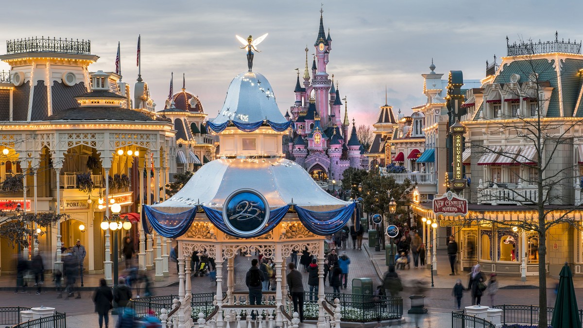 Panică la Disneyland, după ce s-au auzit zgomote suspecte. Oamenii au crezut că sunt focuri de armă