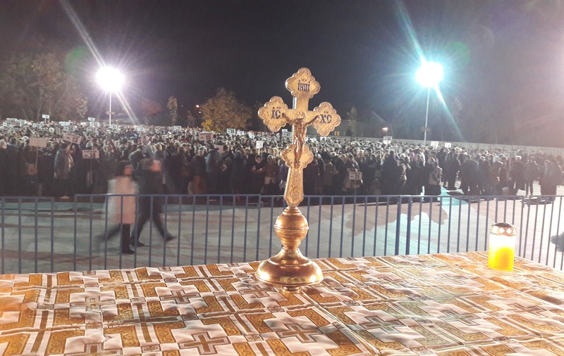 VIDEO. Pelerinaj de Sfânta Parascheva. Reportaj printre 7000 de oameni care au plecat în puterea nopții să caute lumina.  Exodul năpăstuiților către ultima speranță